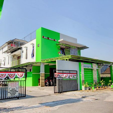 Super Oyo 93012 Griya Kencana Asri Syariah Lawean Kültér fotó
